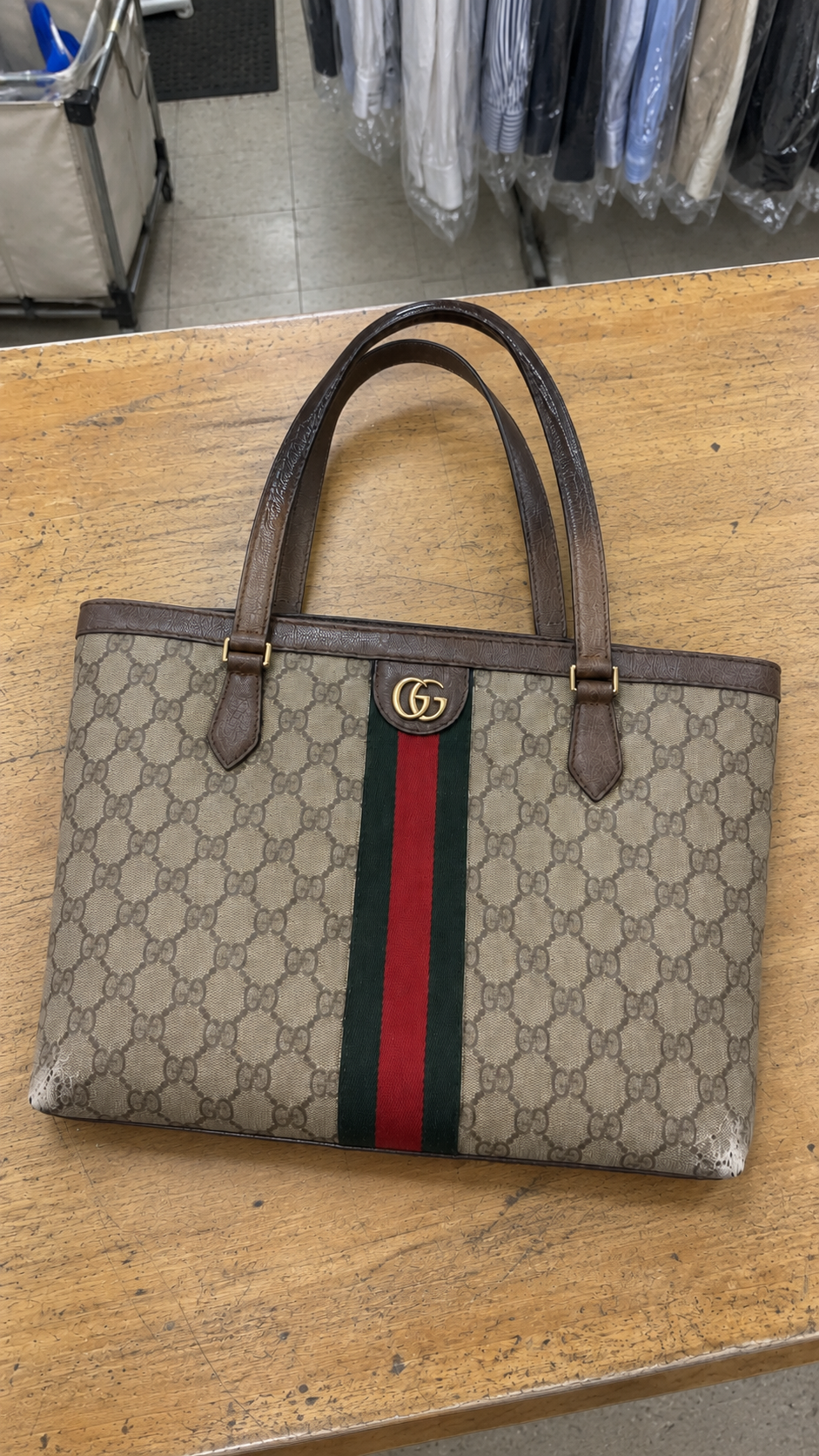 Gucci 托特提把變深，先排除掉色再清 - 私享家洗衣店