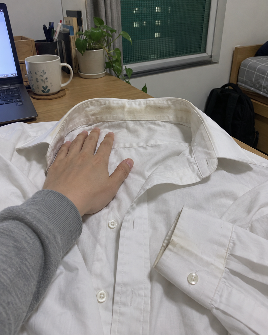 白襯衫領口黃了洗得回來嗎：先處理，再談漂 - 私享家洗衣店